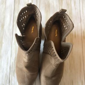 Preowned Mark laser cut brown leather ankle boots size 9 fall country western